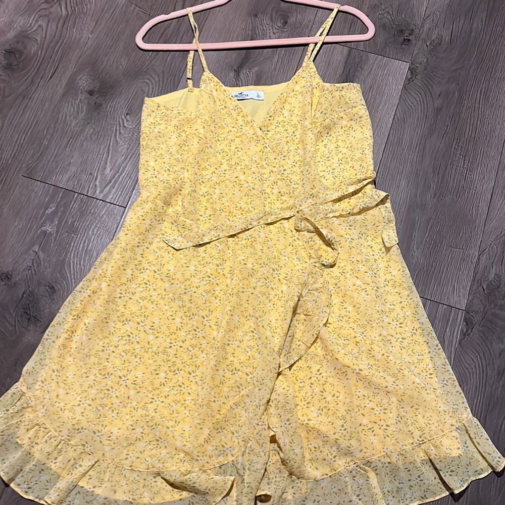 Super cute hollister dress with flower pattern in L perfect for spring